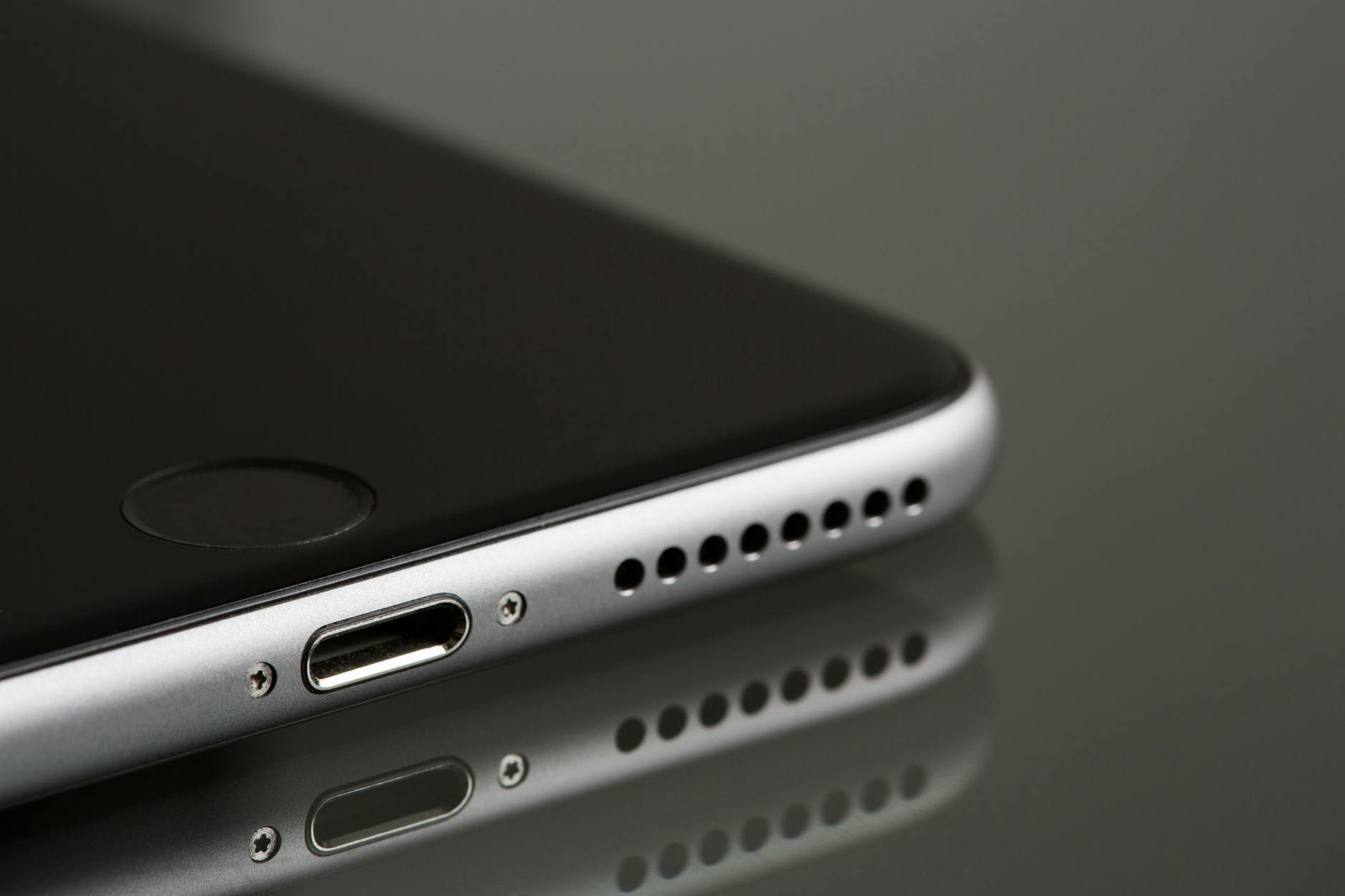 Cell phone users can't stop incriminating themselves